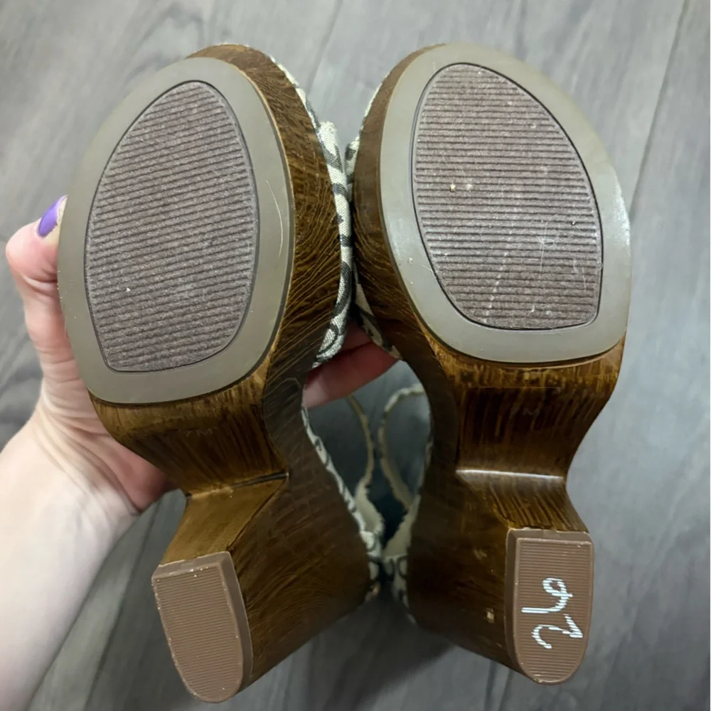 Y2K G By Guess Faux Wood Tan Logo Sultry Wedges Buckle Strappy Stylish Club Sexy